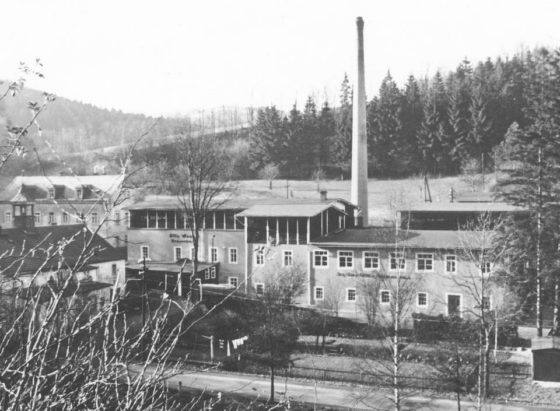 Historisches Schwarz-Weiß-Foto einer Fabrik in Glashütte
