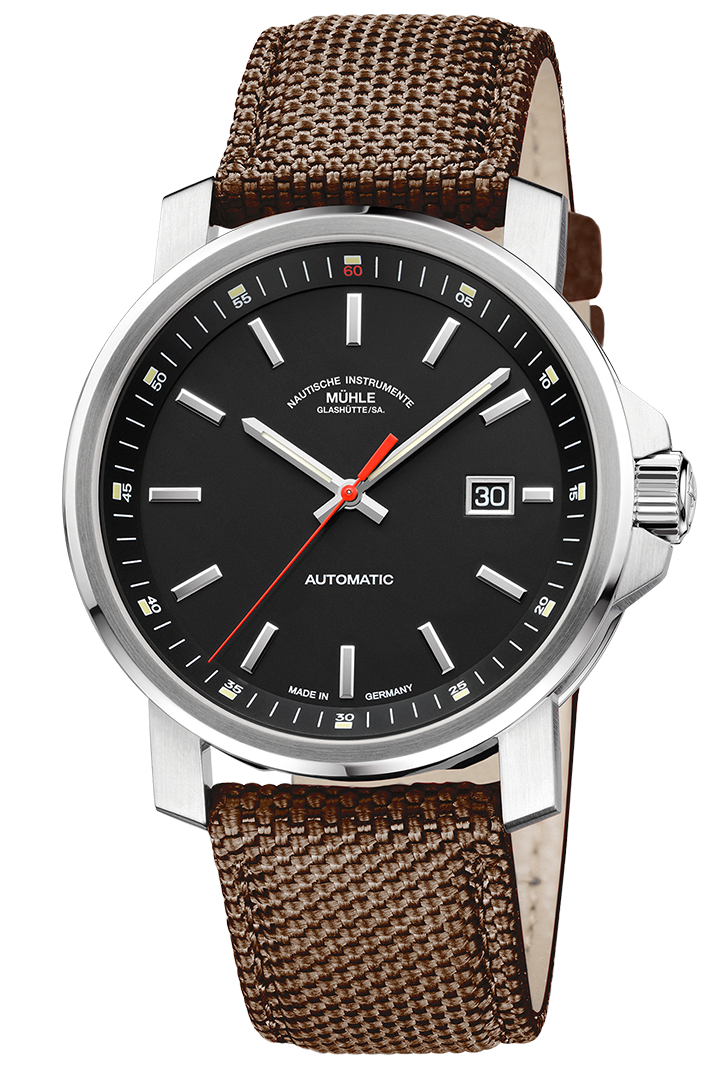 Frontalansicht der Herrenarmbanduhr 29er Big mit schwarzem Zifferblatt und Rehaut im silbernen Gehäuse am braunen Canvasband