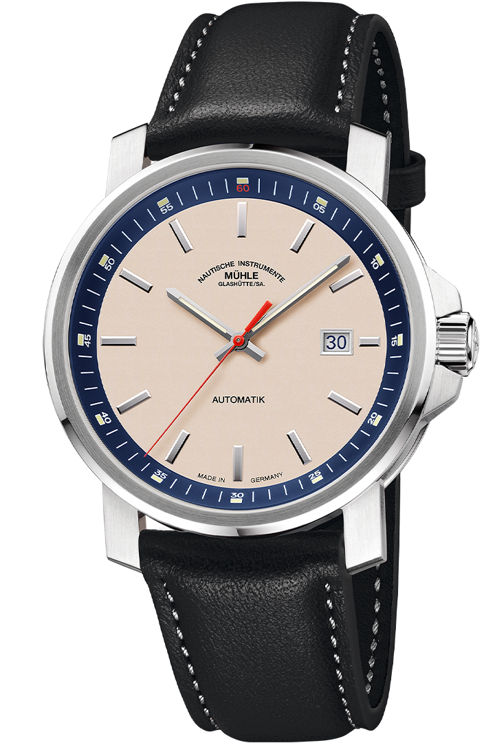 29er Big: Frontalansicht einer Armbanduhr mit sandfarbenem Zifferblatt, nautikblauem Rehaut und silbernem Gehäuse am schwarzen Lederband.