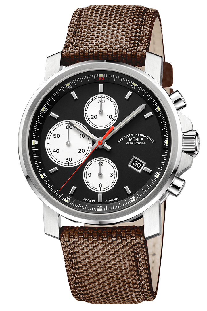 Frontalansicht der Herrenarmbanduhr 29er Chronograph mit schwarzem Zifferblatt, weißen Hilfszifferblättern, schwarzem Rehaut im silbernen Gehäuse am braunen Canvasband.