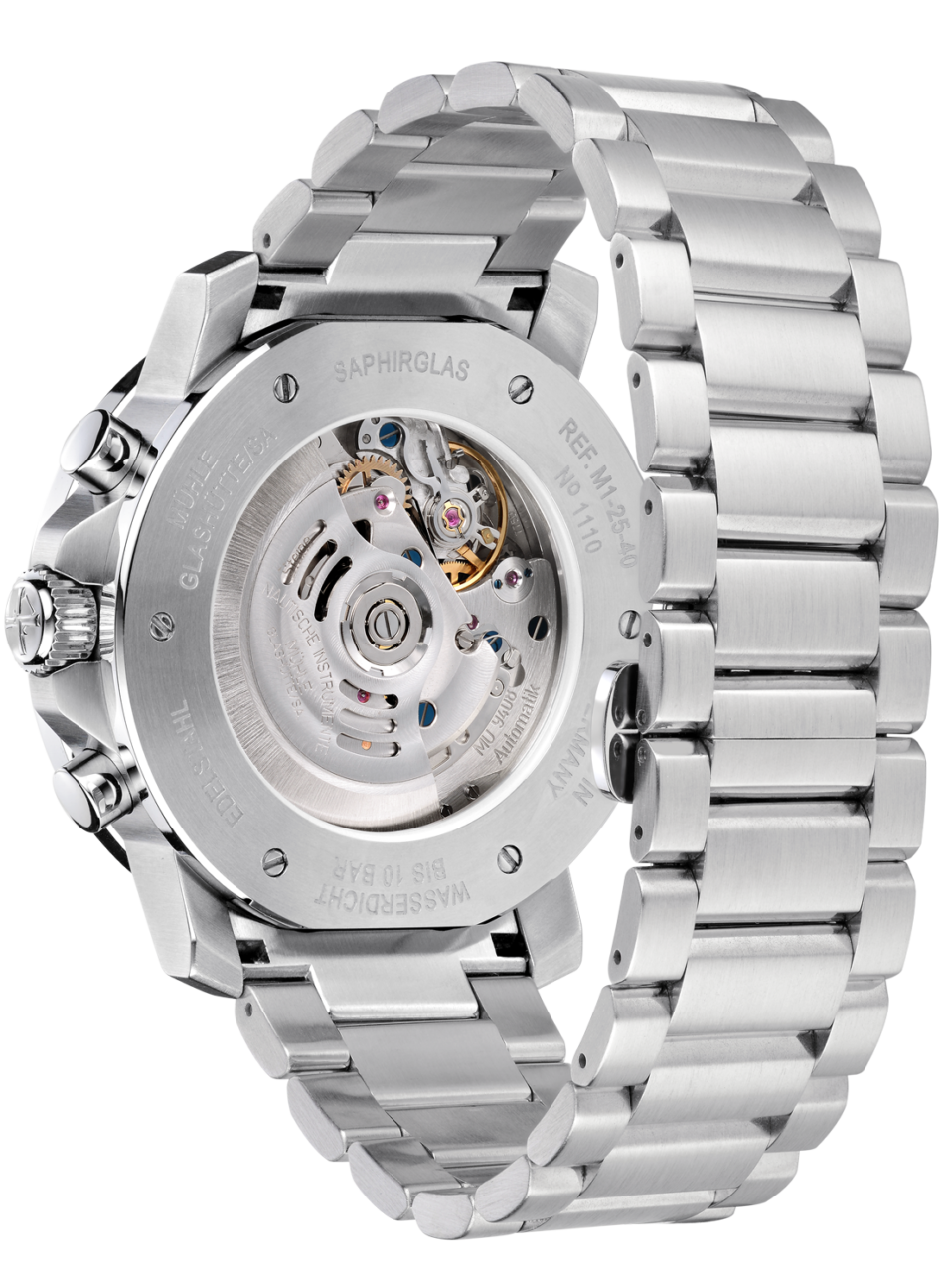 Rückansicht des 29er Chronograph am Metallband mit Blick ins Uhrwerk durch den gläsernen Gehäuseboden.