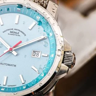 Detailbild des Flankenschutzes der Armbanduhr "29er Big" mit südseeblauem Zifferblatt
