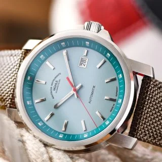 Detailaufnahme des Zifferblatts der Armbanduhr "29er Big" mit südseeblauem Zifferblatt am braunen Canvasband