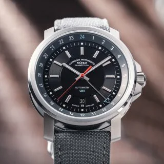 Frontalansicht der 29er Big GMT auf der die Kontraste im Zifferblatt gut zu sehen sind.