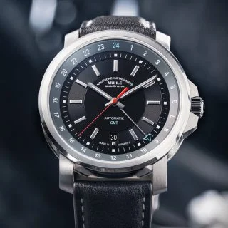 Frontalansicht der 29er Big GMT auf der die Kontraste im Zifferblatt gut zu sehen sind.