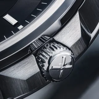 Detailbild Krone und Flankenschutz der 29er Big GMT auf dem man das Spiel aus polierten und geschliffenen Flächen gut sieht.