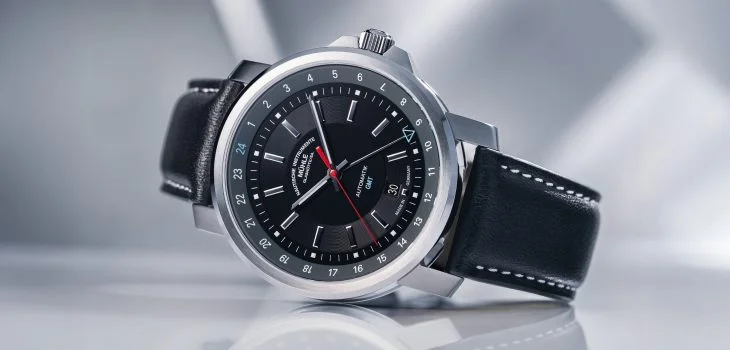 29er Big GMT in schwarz liegt seitlichauf spiegelndem Untergrund.
