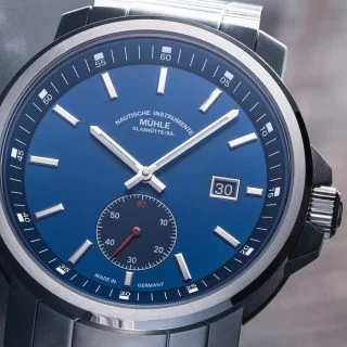 Frontalansicht der 29er Big Kleine Sekunde mit nautikblauem Zifferblatt