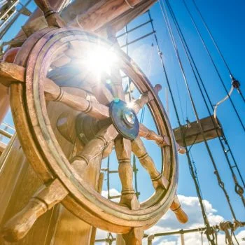 Hölzernes Steuerrad eines Segelschiffs