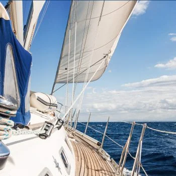 Anschnitt eines Segelschiff auf dem Meer mit blauem Himmel