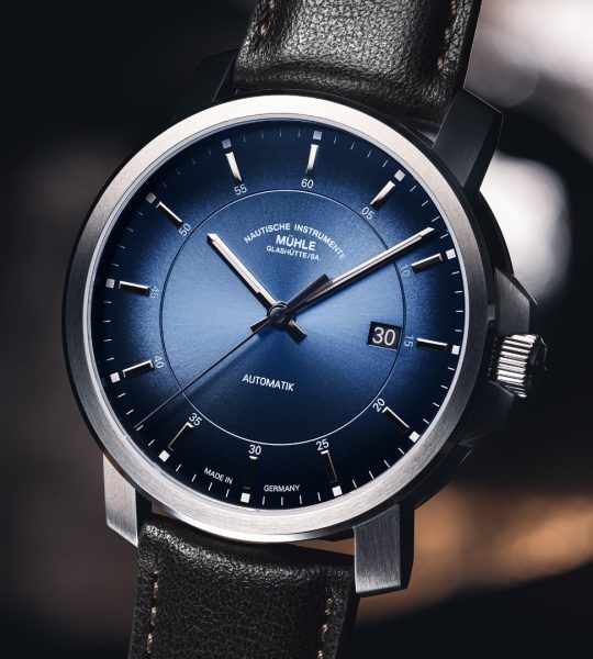 Frontalansicht der Armbanduhr 29er Casual Küstenblau am braunen Lederband.
