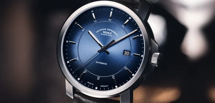 Frontalansicht der Armbanduhr 29er Casual Küstenblau am braunen Lederband.