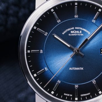 Nahaufnahme der Armbanduhr 29er Casual Küstenblau mit frontalem Blick auf das blaue Zifferblatt.