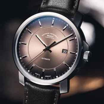 Leicht schräge Frontalansicht der Armbanduhr 29er Casual mit samtbraunem Zifferblatt am braunen Lederband