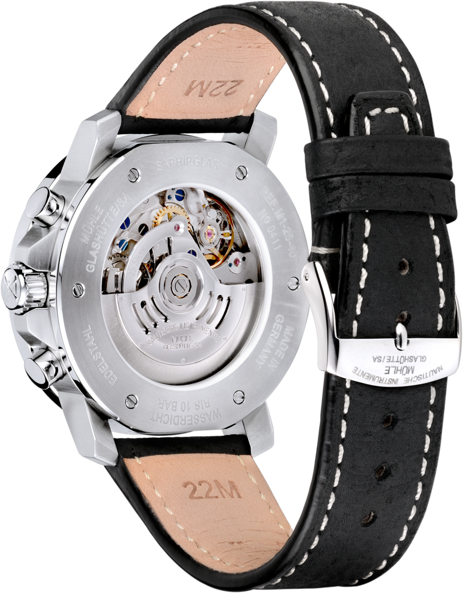 Rückansicht de 29er Chronographem am schwarzen Lederband mit Blick ins Uhrwerk durch den gläsernen Gehäuseboden.