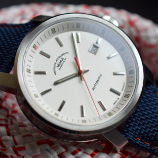 Armbanduhr 29er Big mit weißem Zifferblatt am blauem Canvasband liegt auf weiß-roten Seilen.