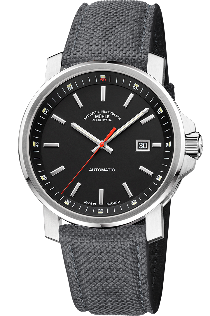 Frontalansicht der Armbanduhr 29er Big mit schwarzem Zifferblatt und schwarzem Rehaut in silbernem Gehäuse am grauen Canvasband.