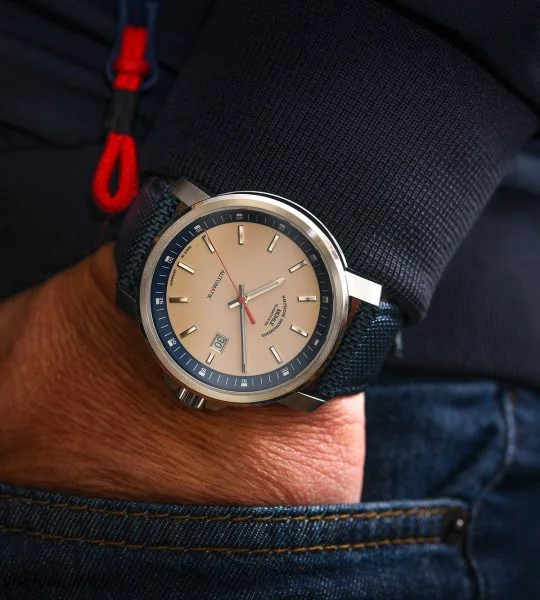 Wristshot 29er Big mit sandfarbenem Zifferblatt - Hand in der Hosentasche