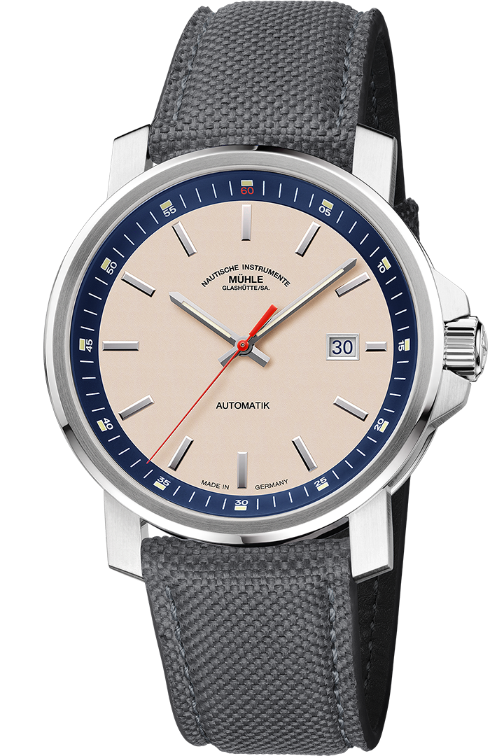 Frontalansicht der Herrenarmbanduhr 29er Big mit sandfarbenem Zifferblatt und blauem Rehaut im silbernen Gehäuse am grauen Canvasband