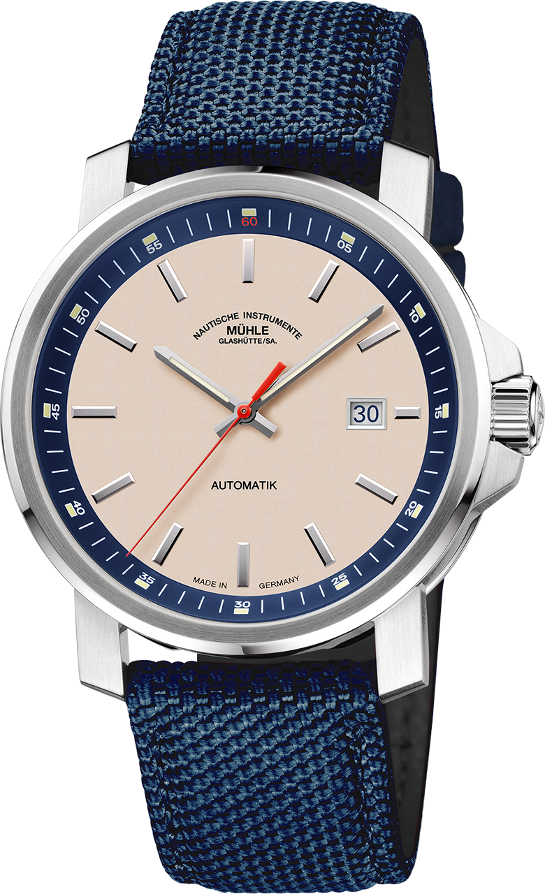 29er Big: Frontalansicht einer Armbanduhr mit sandfarbenem Zifferblatt, nautikblauem Rehaut und silbernem Gehäuse am blauen Canvasband.
