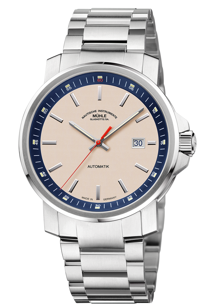 29er Big: Frontalansicht einer Armbanduhr mit sandfarbenem Zifferblatt, nautikblauem Rehaut und silbernem Gehäuse am silbernen Metallband.