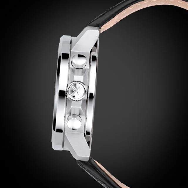 Seitenansicht des 29er Chronograph am schwarzen Lederband vor schwarzem Hintergrund.