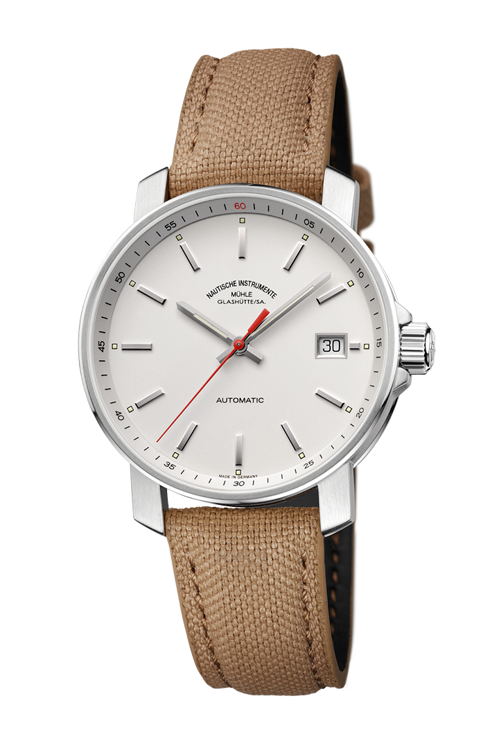29er weiß: Frontalansicht einer Armbanduhr mit einem weißen Zifferblatt, silbernem Gehäuse und sandfarbenem Canvasband.
