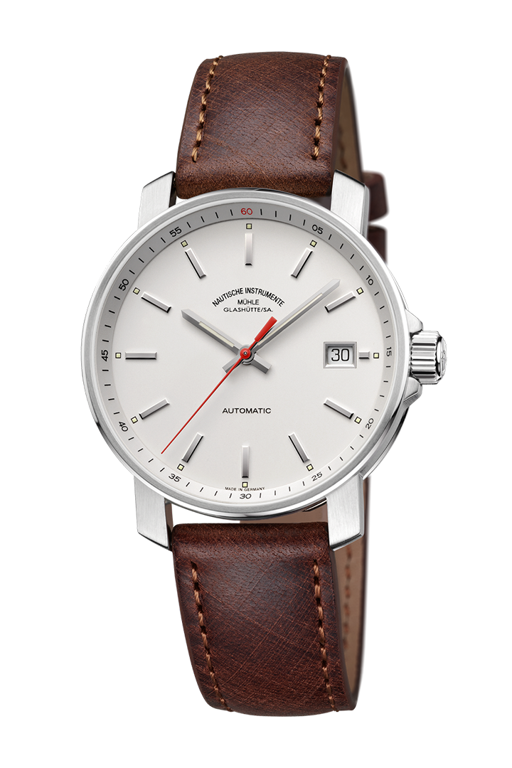 29er weiß: Frontalansicht einer Armbanduhr mit einem weißen Zifferblatt, silbernem Gehäuse und braunem Lederband.