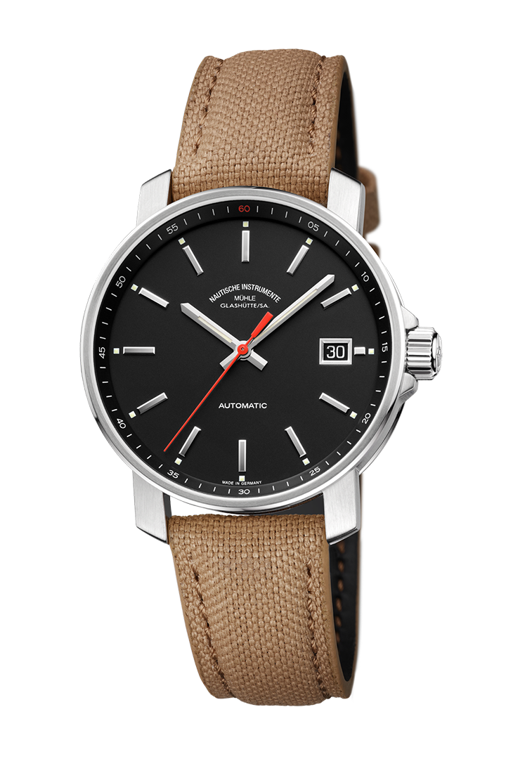 29er schwarz: Frontalansicht einer Armbanduhr mit einem schwarzem Zifferblatt, silbernem Gehäuse und sandfarbenem Canvasband.