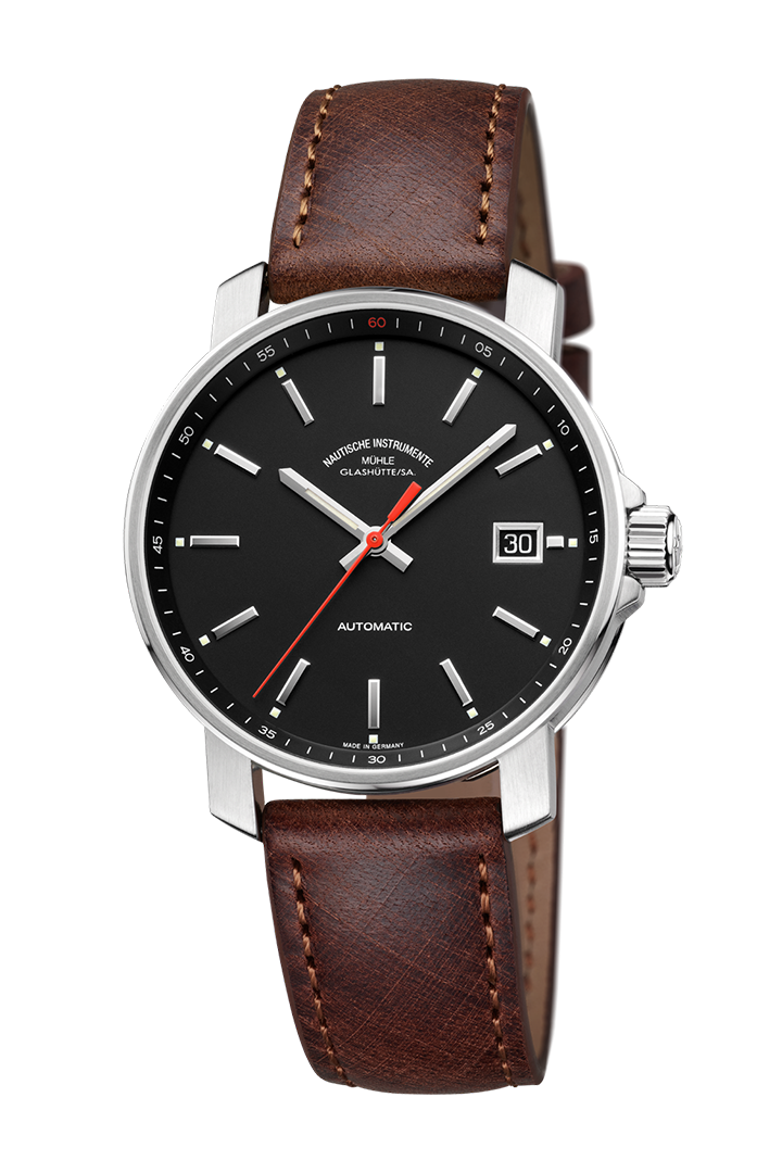 29er schwarz: Frontalansicht einer Armbanduhr mit einem schwarzem Zifferblatt, silbernem Gehäuse und braunem Lederband.