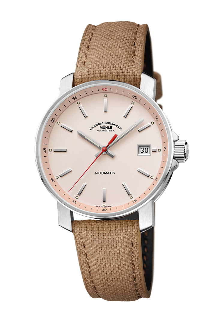 29er apricot: Frontalansicht einer Armbanduhr mit einem apricotfarbenem Zifferblatt, silbernem Gehäuse und sandfarbenem Canvasband.