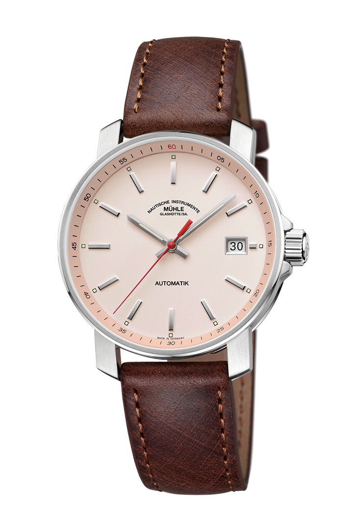 29er apricot: Frontalansicht einer Armbanduhr mit einem apricotfarbenem Zifferblatt, silbernem Gehäuse und braunem Lederband.