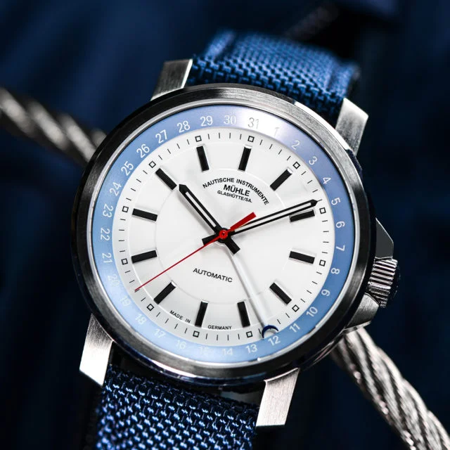 Frontalansicht der Armbanduhr "29er Zeigerdatum" vor weißem Seil.