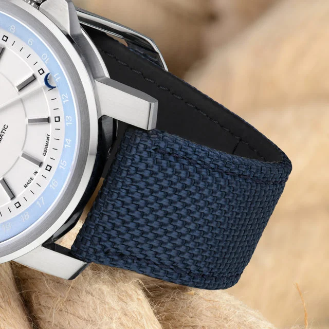 Nahaufnahme der Armbanduhr "29er Zeigerdatum" am blauen Canvasband mit Fokus auf das Band.