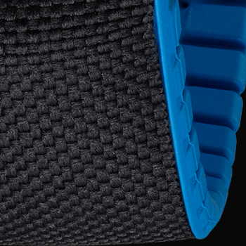 Detailaufnahme des schwarz-blauen Canvas-Kautschukbandes