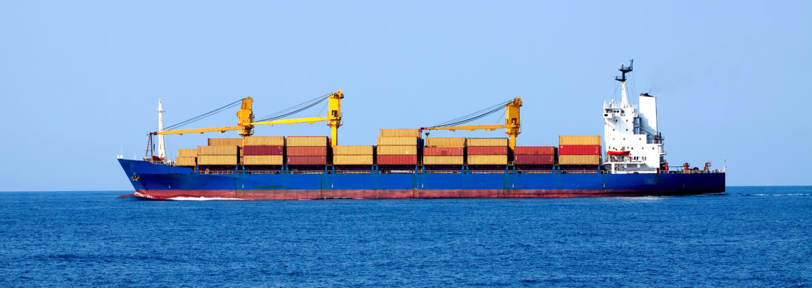 Seitenansicht eines Frachtcontainer auf offener See