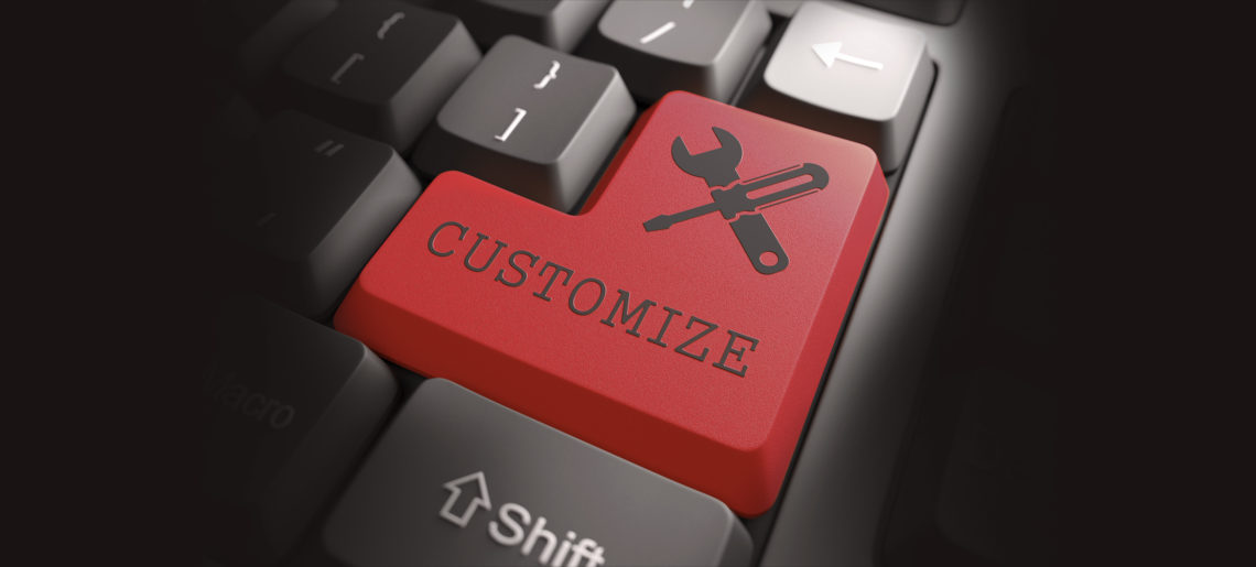 Rote Taste einer Computertastatur mit der Aufschrift "Customize", einem Schraubendreher und einem Schraubenschlüssel.