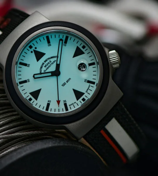 S.A.R. Rescue-Timer Lumen mit blau-grün nachleuchtendem Zifferblatt liegt auf verschiedenen Seilen.