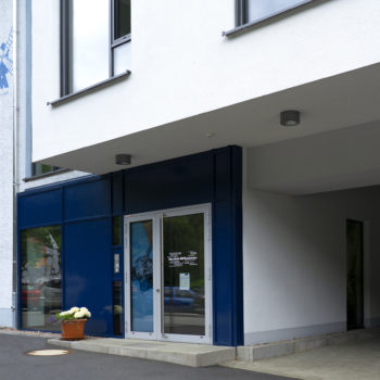 Gläserne Eingangstür in die Manufaktur