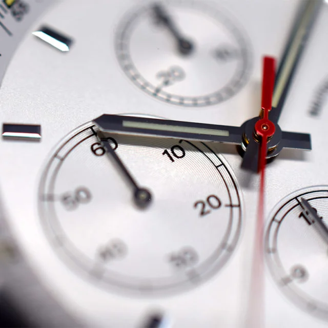 Makroaufnahme des weißen Zifferblatt des 29er Chronograph mit Fokus auf die Hilfszifferblätter