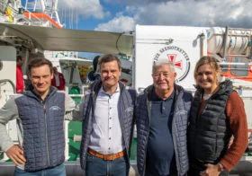 V.l.n.r.: Dustin, Thilo, Hans-Jürgen und Fanny Mühle stehen auf dem Deck eines Seenotrettungskreuzers.