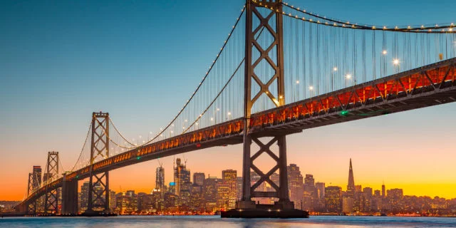 Oakland Bay Bridge mit Skyline von San Francisco im Hintergrund