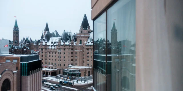 Fairmont Chateau Laurier in Ottawa mit leicht verschneiten Straßen
