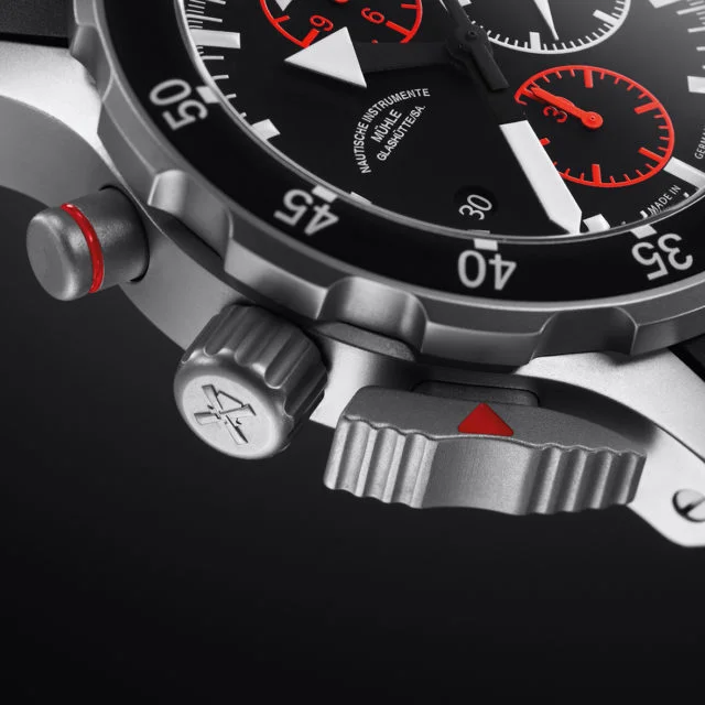 Detailansicht der Drücker am Gehäuse des S.A.R. Flieger-Chronograph.