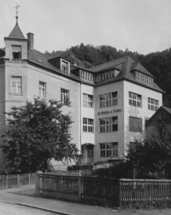 Altes Schwarz-Weiß-Foto des Gründerhauses von Mühle-Glashütte
