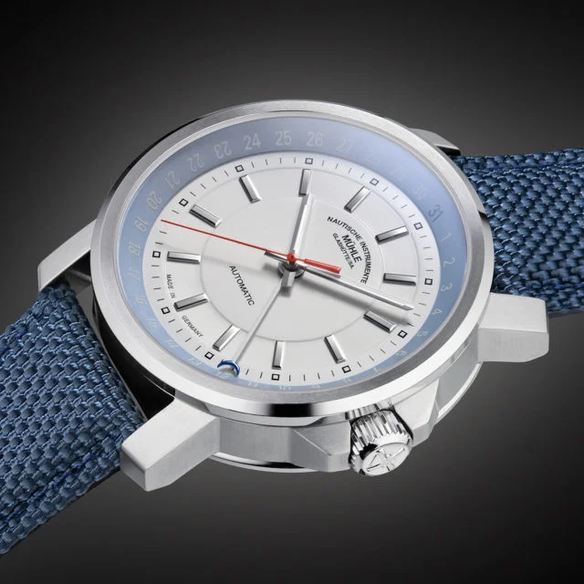 Schräge Draufsicht auf die Armbanduhr 29er Zeigerdatum am blauen Canvasband