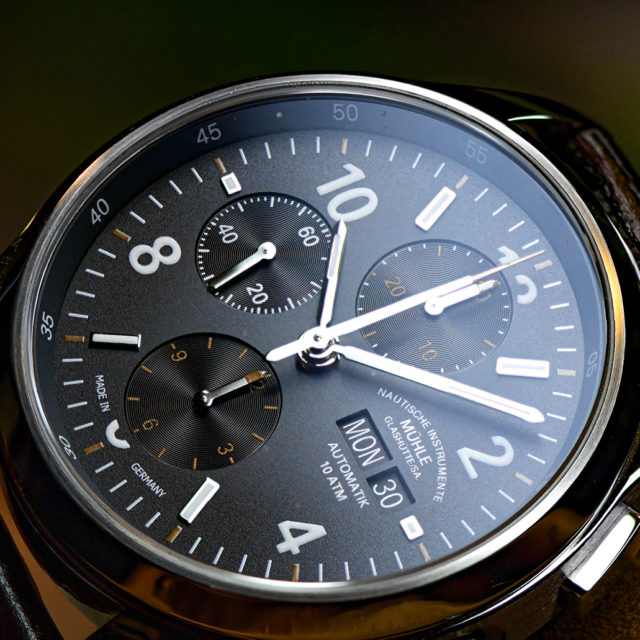 Nahaufnahme des Lunova Chronograph mit dunkelgrauem Zifferblatt, weißen Zeigern und Indizes.