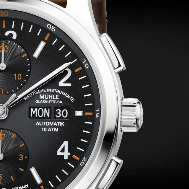 Detailansicht des Lunova Chronograph mit Fokus auf Datumsanzeige und Drücker am rechten Gehäuserand