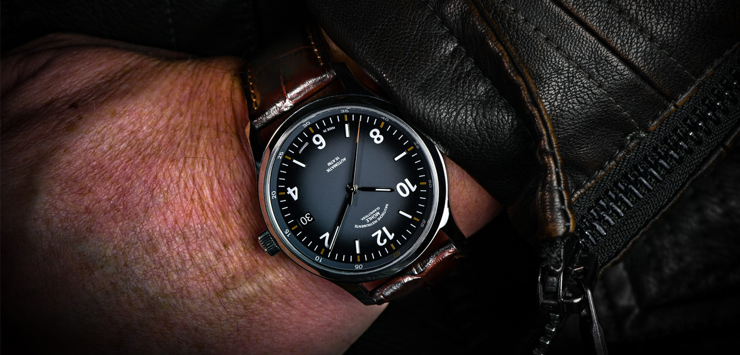 Armbanduhr Lunova Datum am braunen Krokolederband wird am Handgelenk getragen.