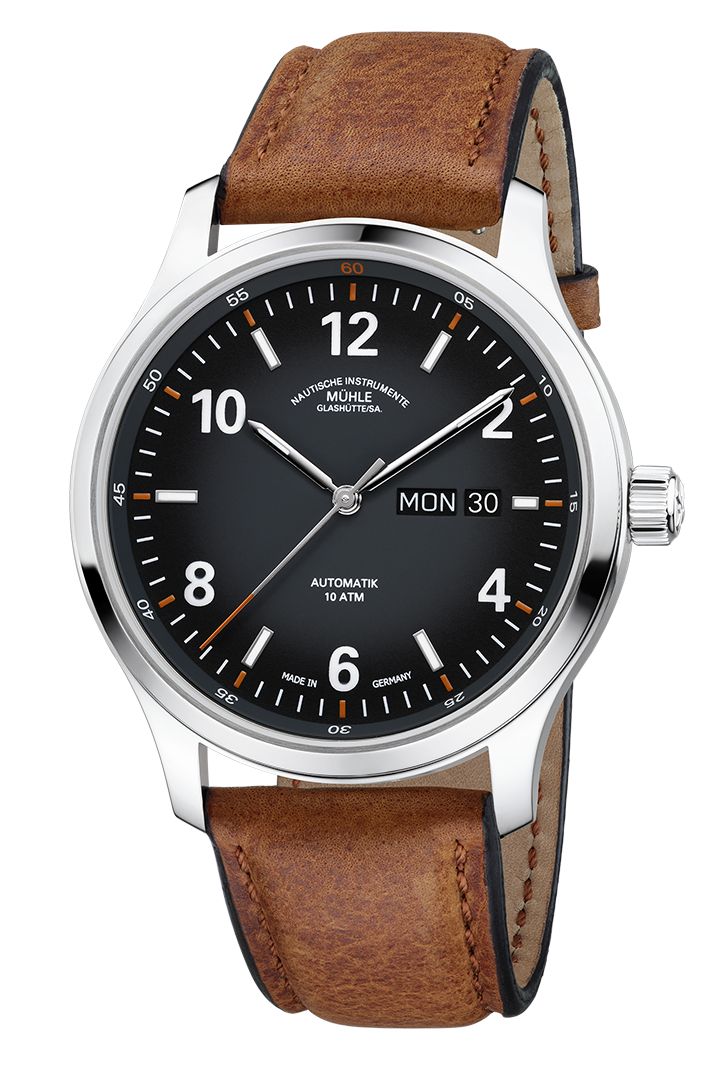 Lunova Tag/Datum: Frontalansicht einer Armbanduhr mit einem dunkelgrauen Zifferblatt, weißen Indizes, silbernem Gehäuse und hellbraunem Lederband.